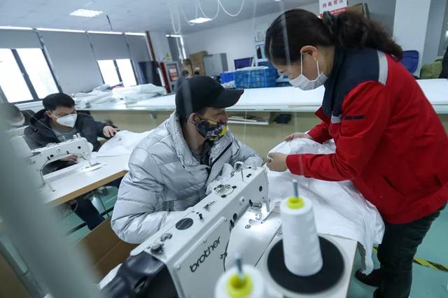 防護服緊缺？這家僅用了5天時間轉產防護服，日產量已達9000件