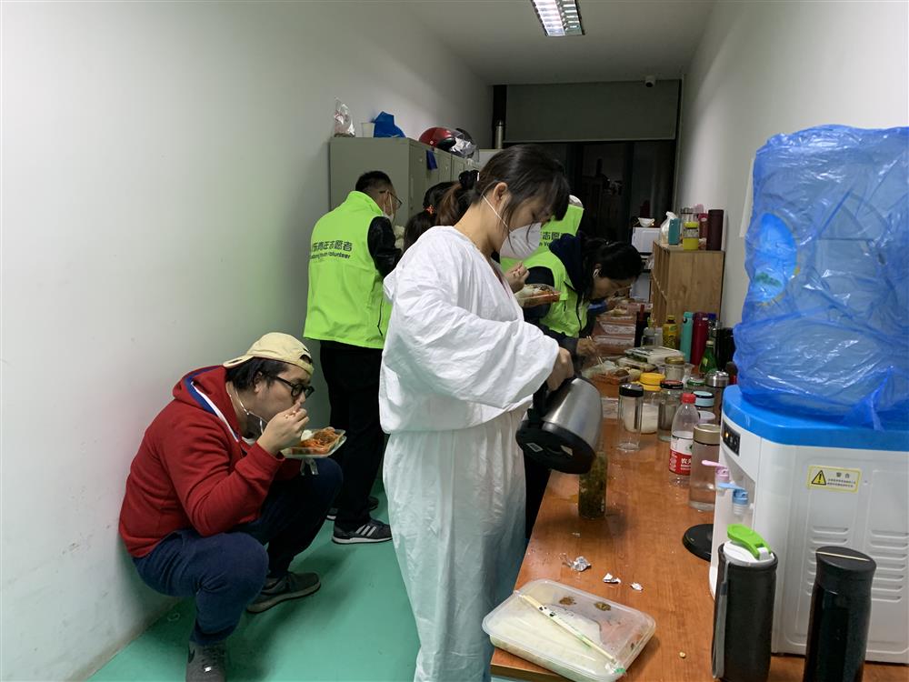 綠馬甲“浦東青年志愿者”，的一次晚班志愿服務